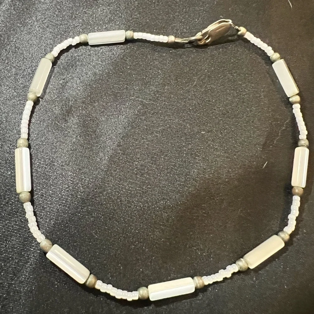 Elegant Beaded Bracelet in Gray and white
